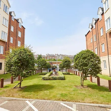 Host & - Starboard Bow Apartment *